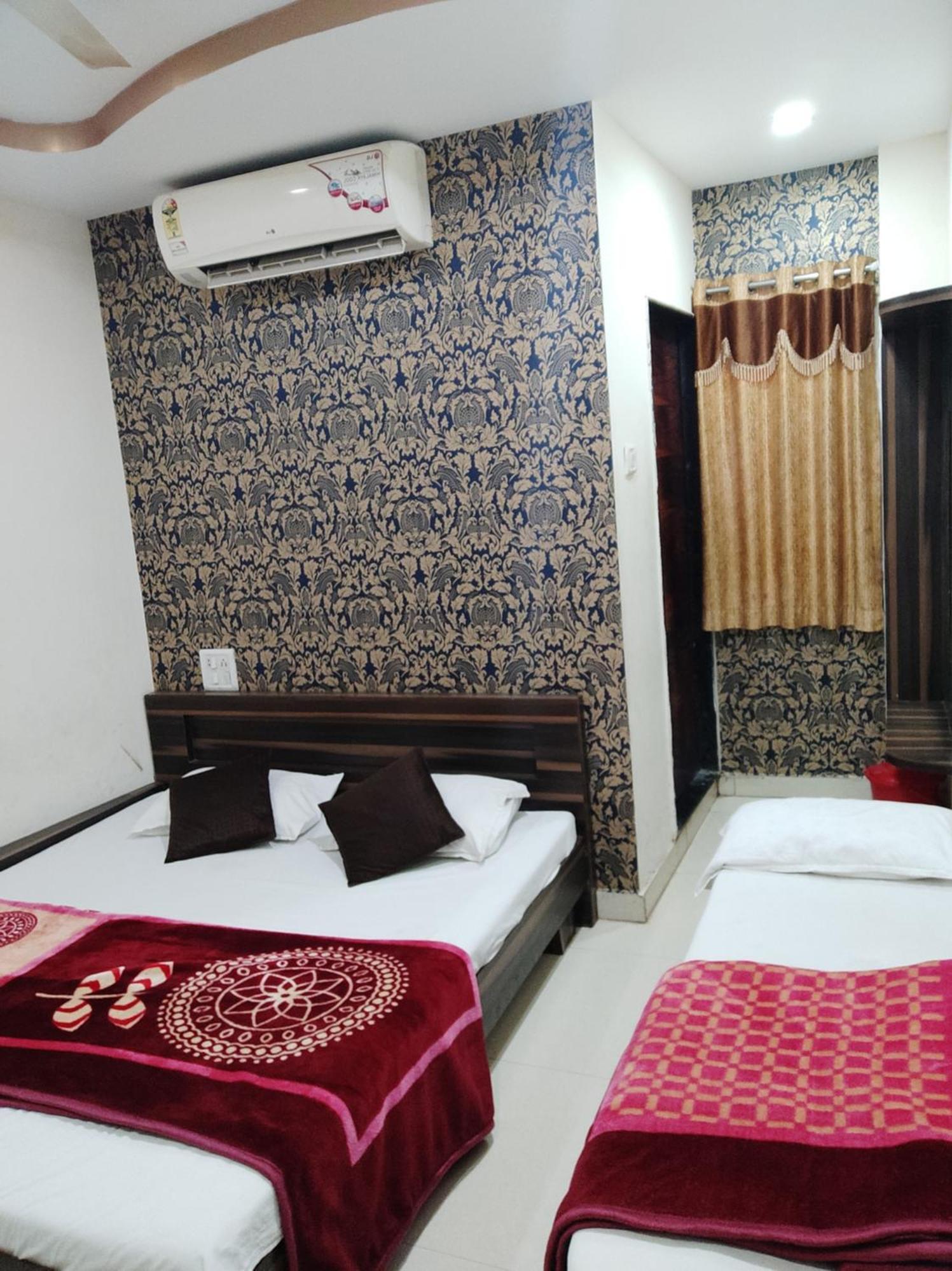 Hotel Vrandavan Palace Near Mahakal Temple 乌贾因 外观 照片