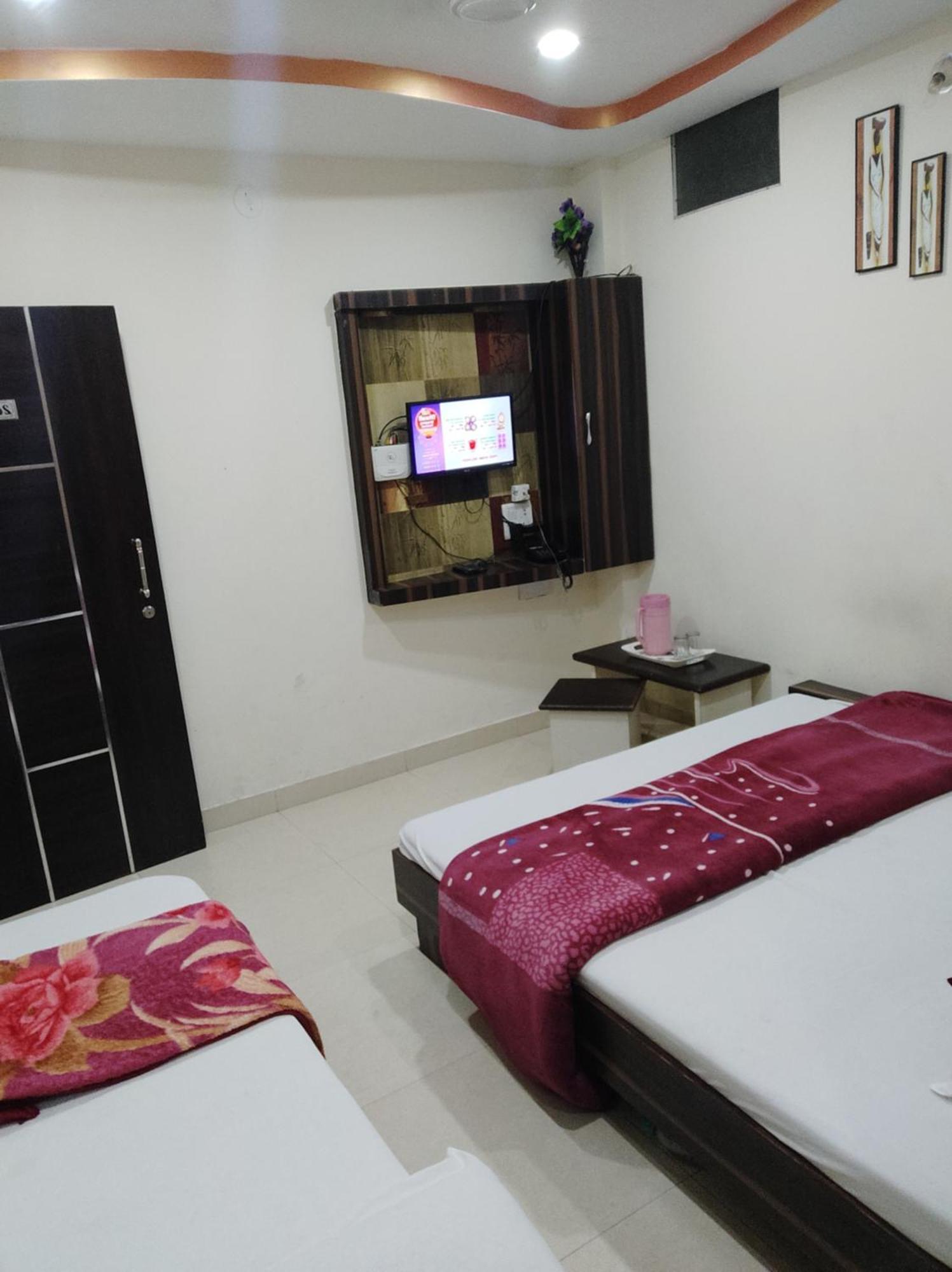 Hotel Vrandavan Palace Near Mahakal Temple 乌贾因 外观 照片