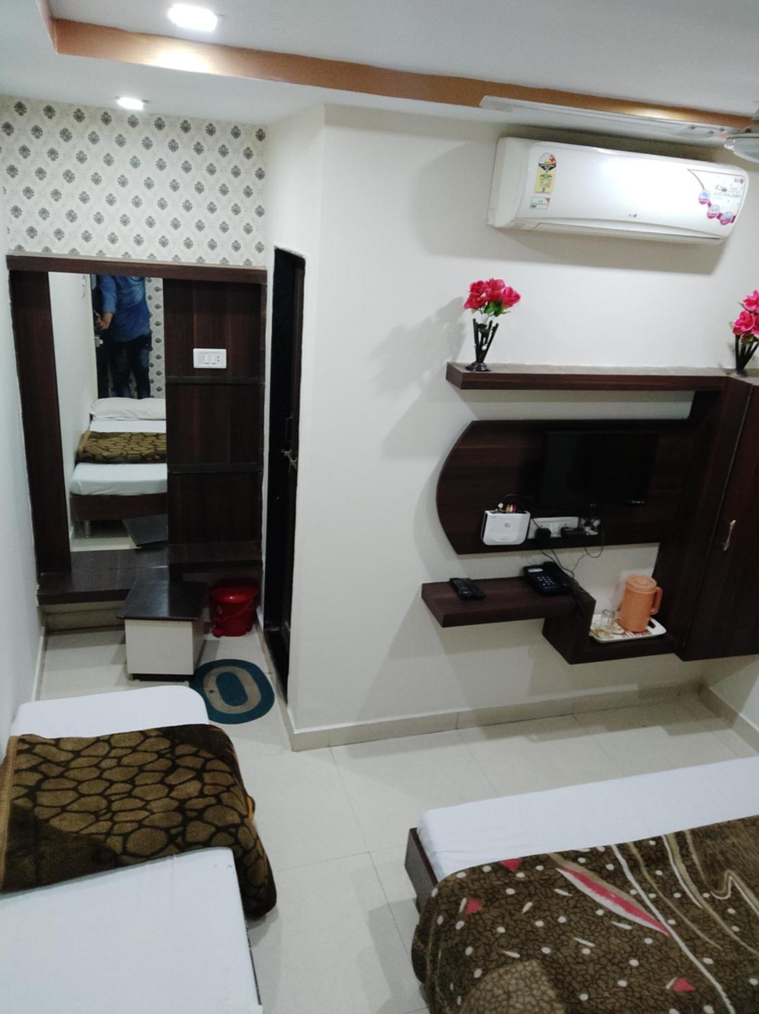 Hotel Vrandavan Palace Near Mahakal Temple 乌贾因 外观 照片