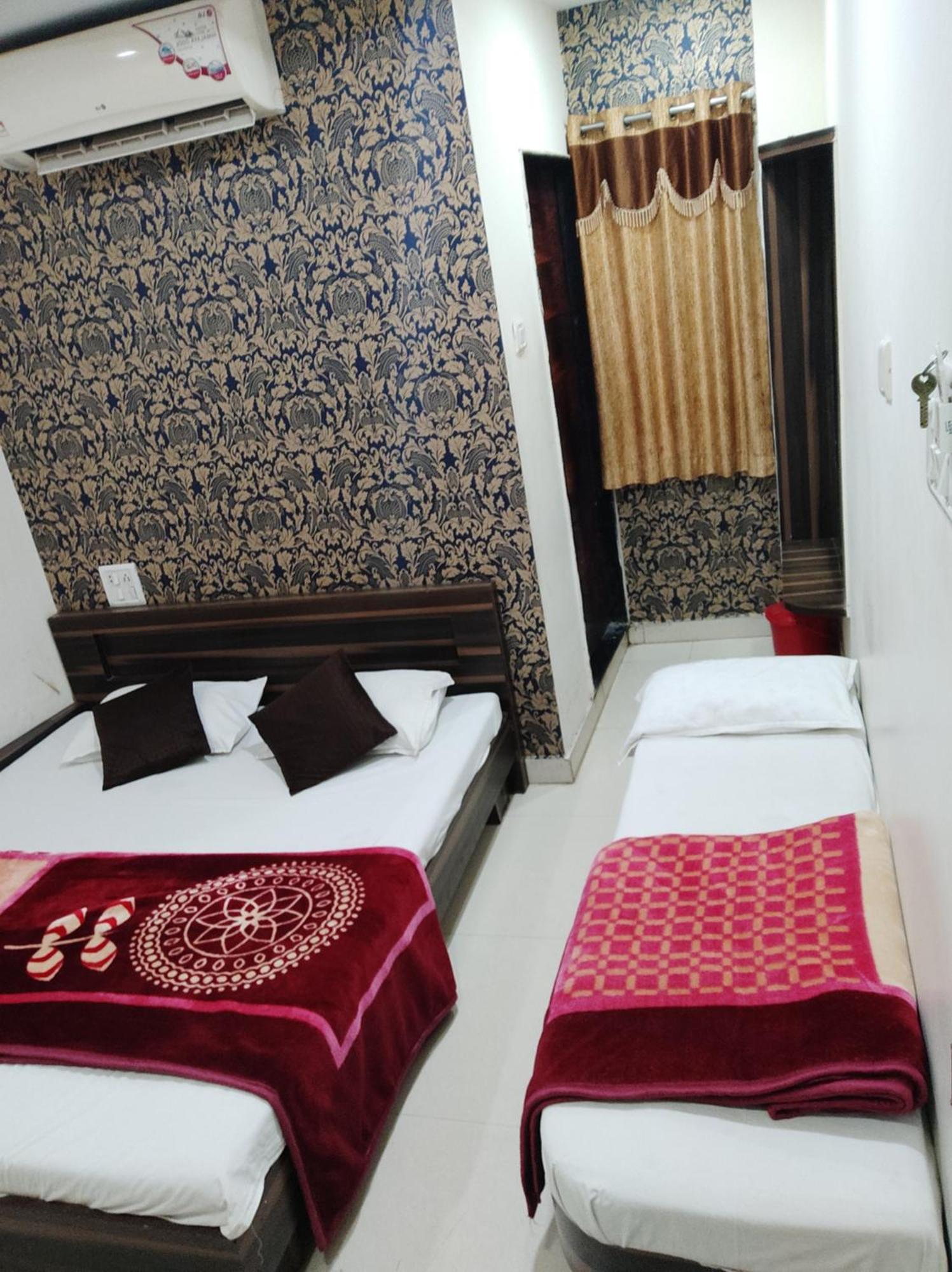 Hotel Vrandavan Palace Near Mahakal Temple 乌贾因 外观 照片
