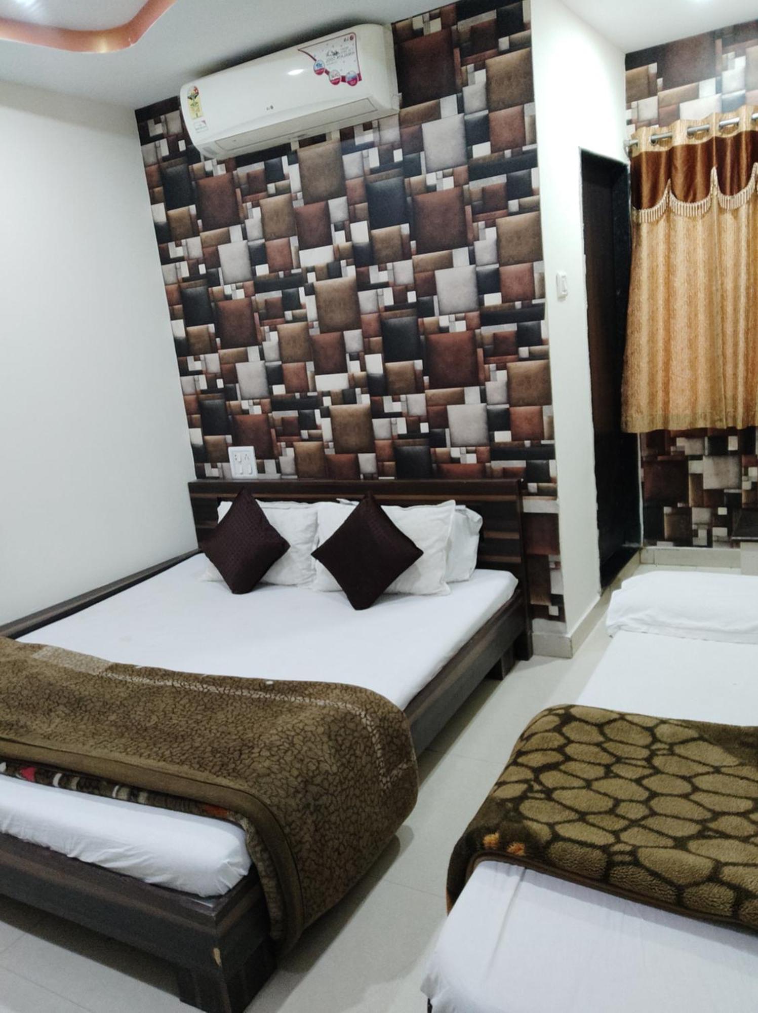 Hotel Vrandavan Palace Near Mahakal Temple 乌贾因 外观 照片