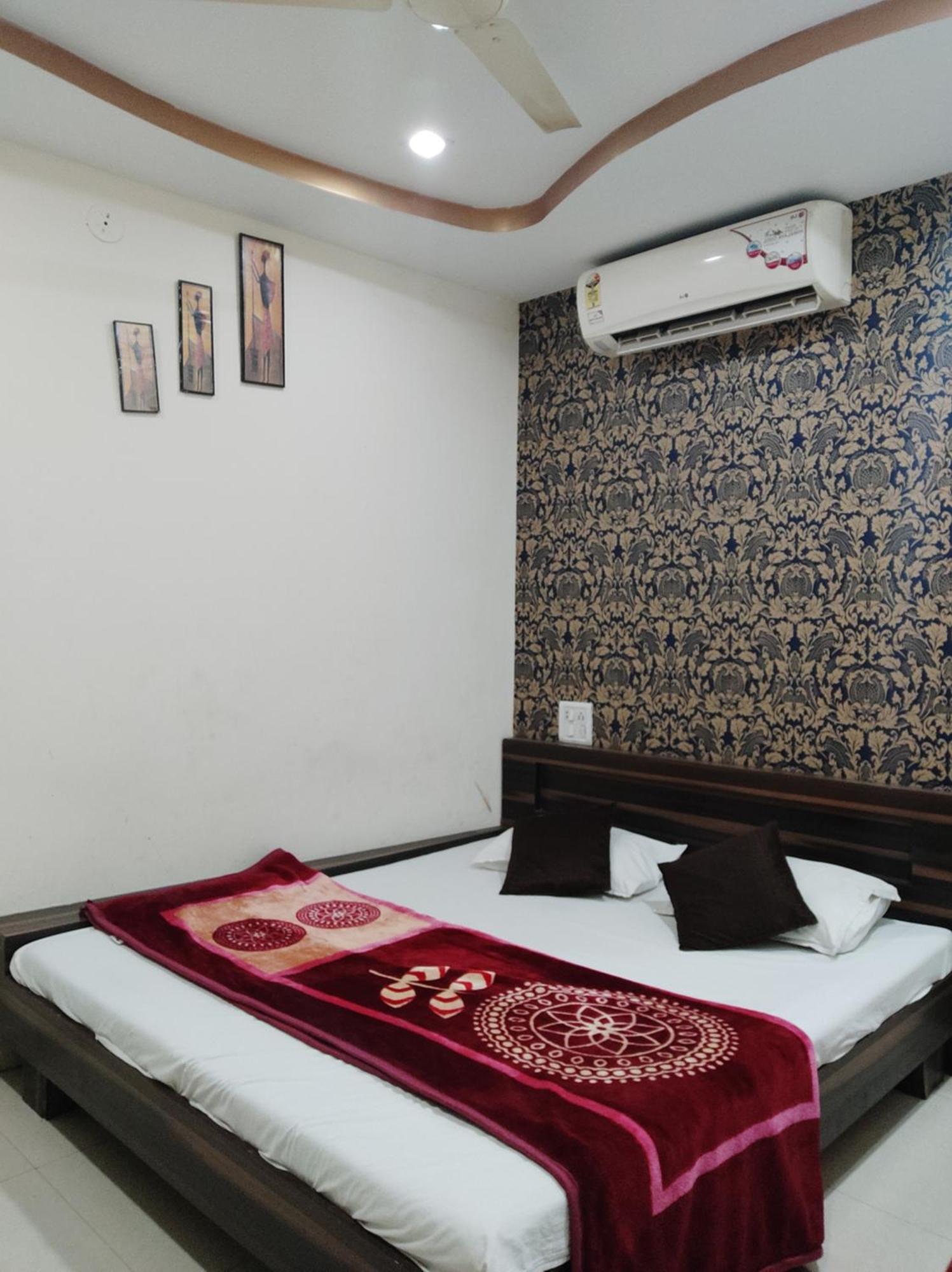 Hotel Vrandavan Palace Near Mahakal Temple 乌贾因 外观 照片