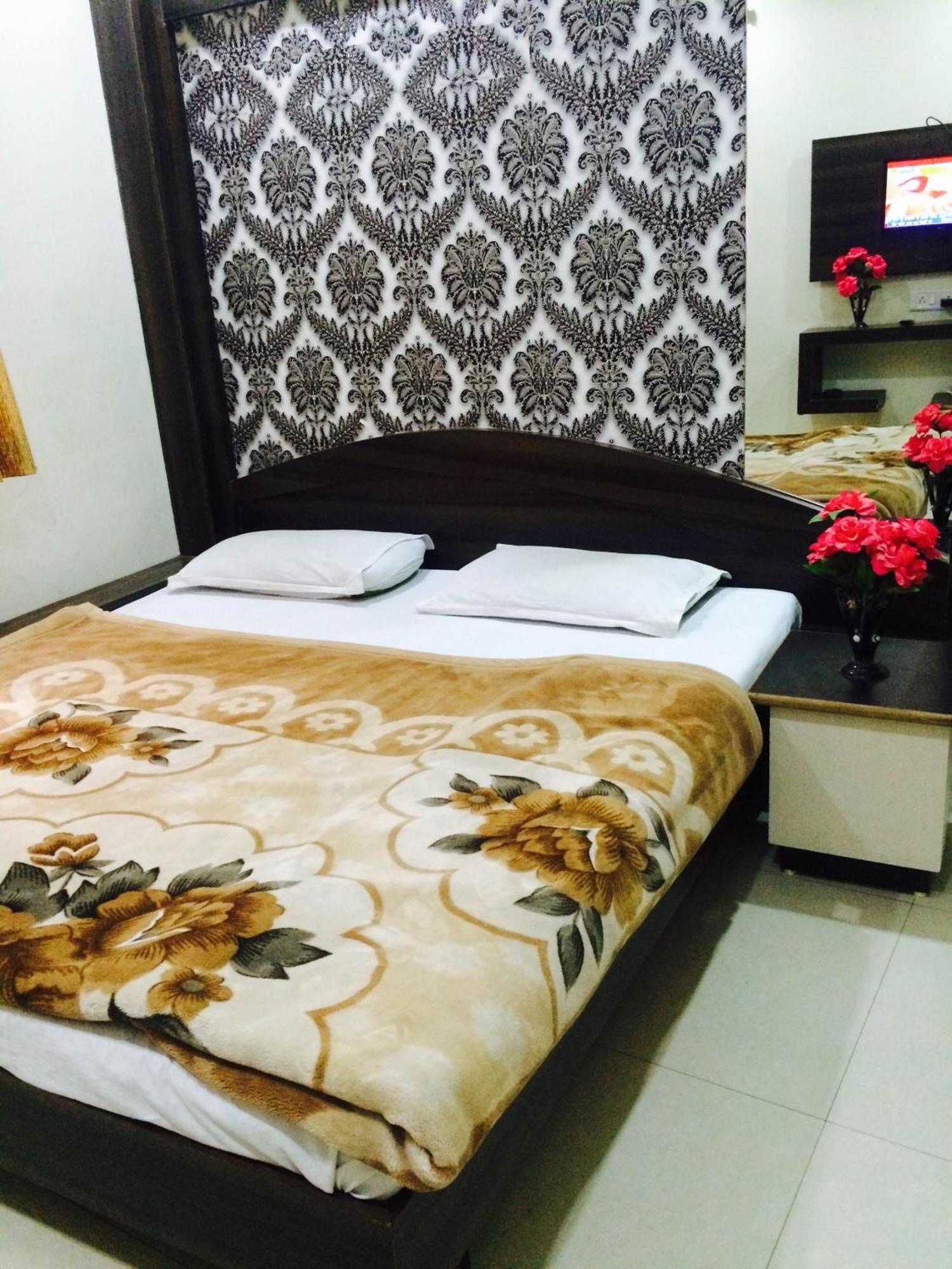 Hotel Vrandavan Palace Near Mahakal Temple 乌贾因 外观 照片