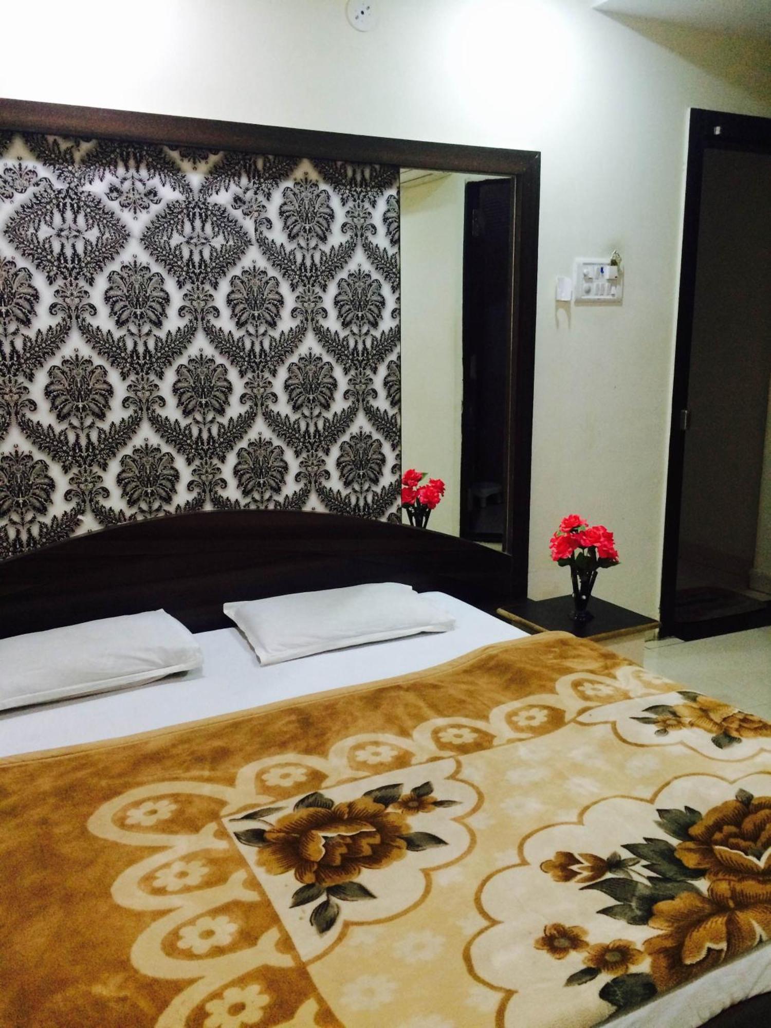 Hotel Vrandavan Palace Near Mahakal Temple 乌贾因 外观 照片
