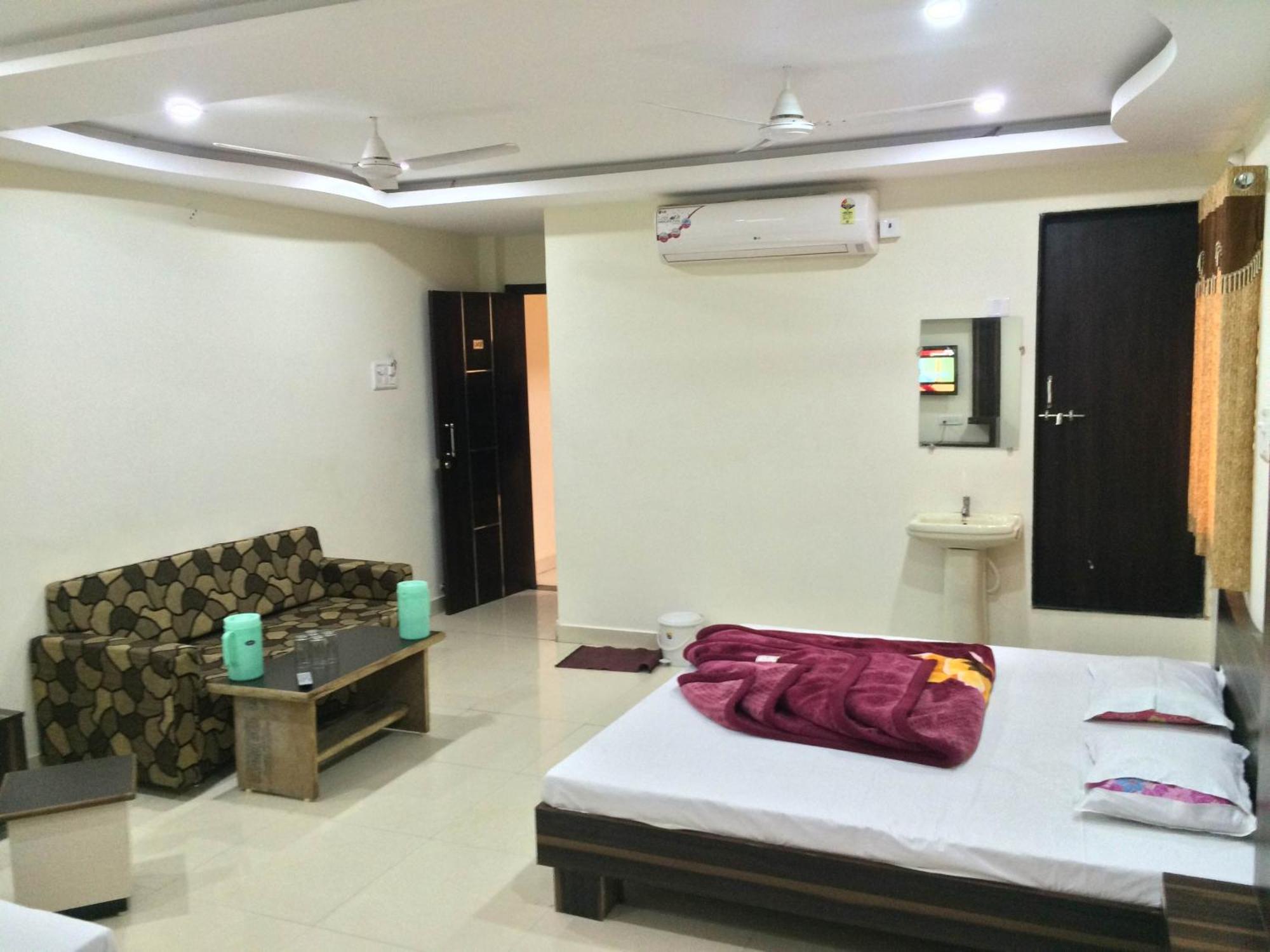 Hotel Vrandavan Palace Near Mahakal Temple 乌贾因 外观 照片