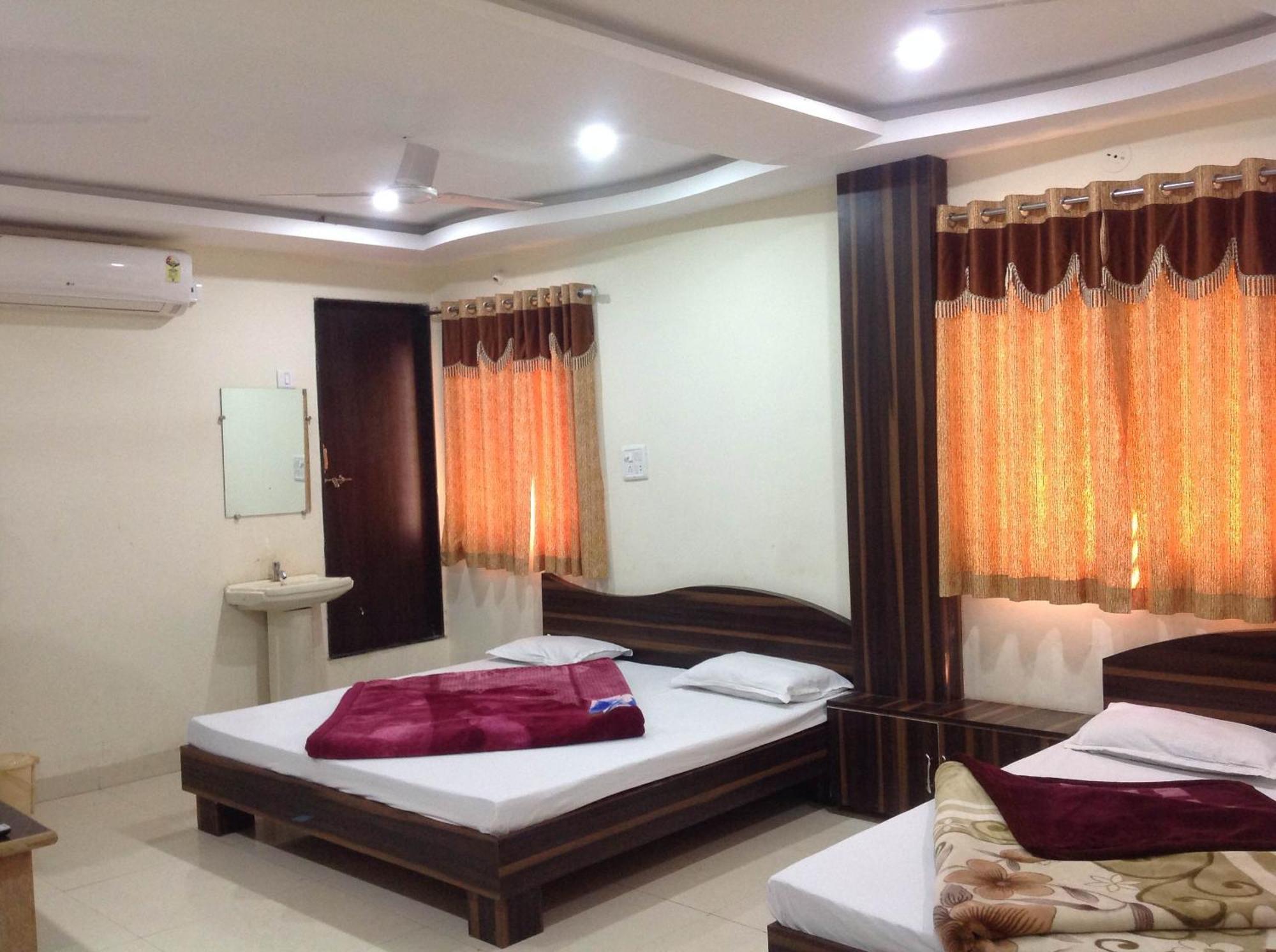 Hotel Vrandavan Palace Near Mahakal Temple 乌贾因 外观 照片