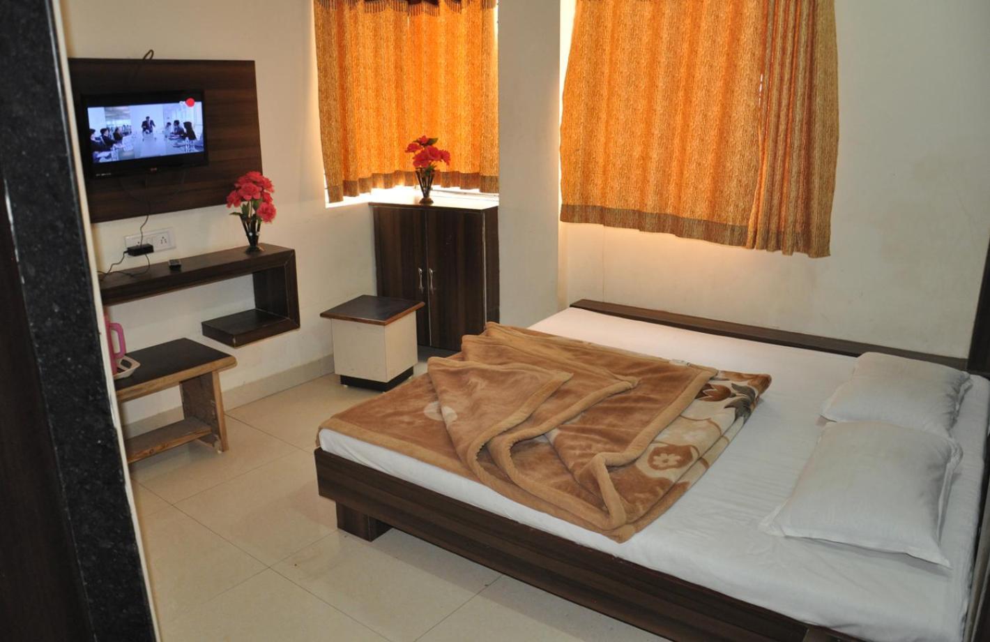 Hotel Vrandavan Palace Near Mahakal Temple 乌贾因 外观 照片