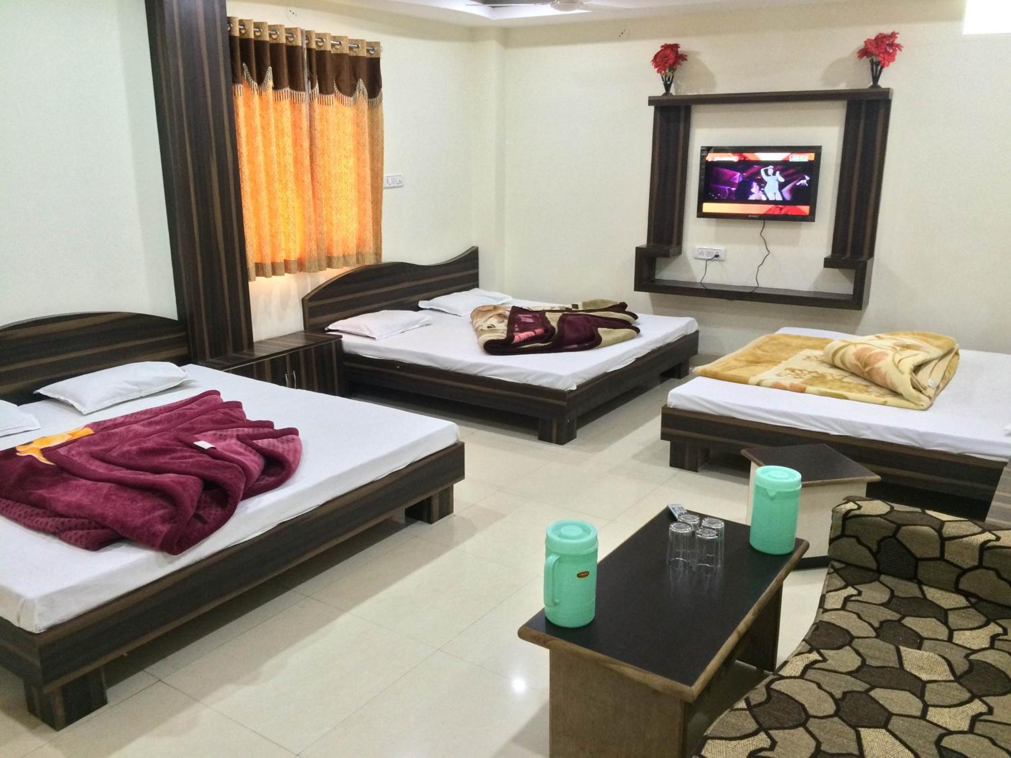 Hotel Vrandavan Palace Near Mahakal Temple 乌贾因 外观 照片
