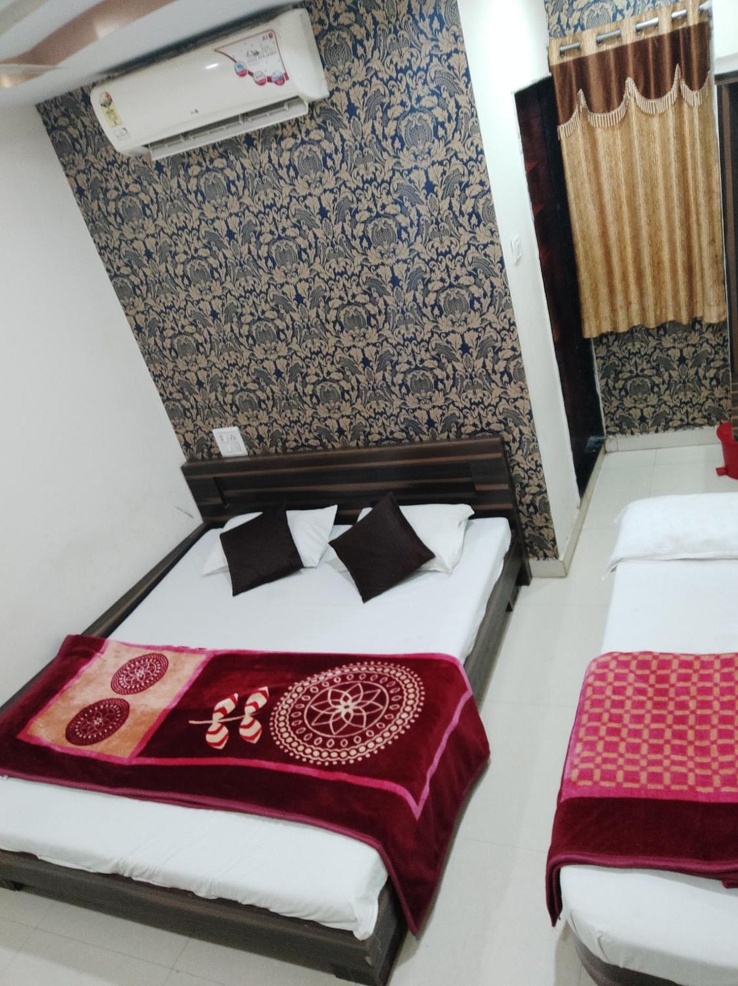 Hotel Vrandavan Palace Near Mahakal Temple 乌贾因 外观 照片