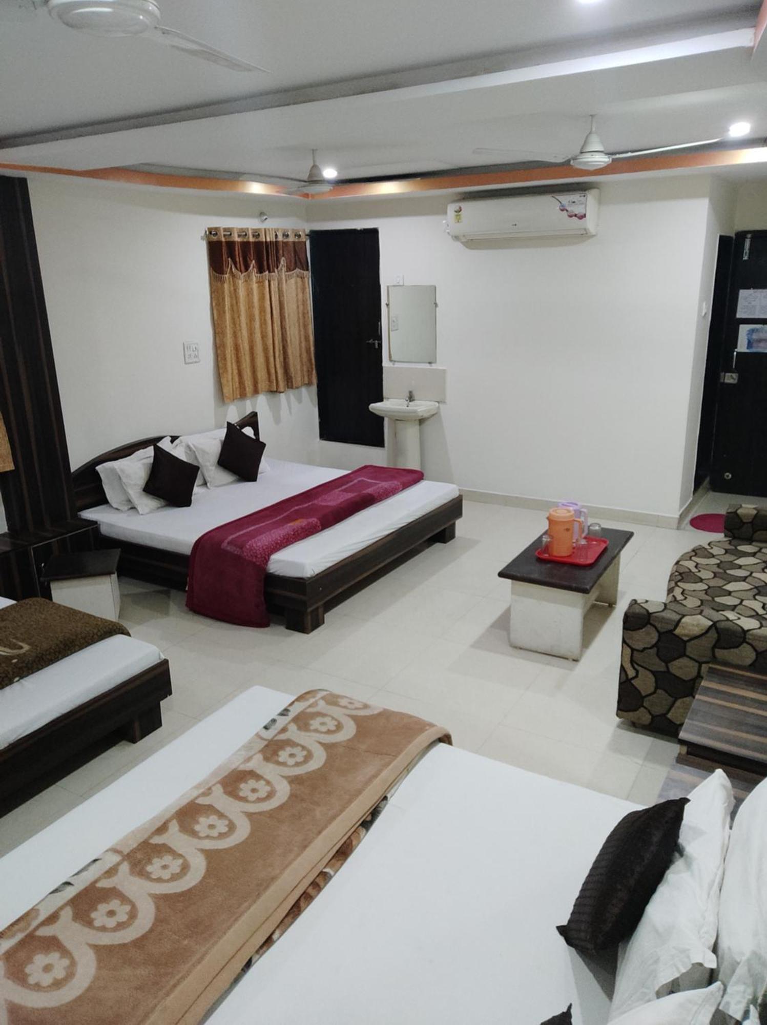 Hotel Vrandavan Palace Near Mahakal Temple 乌贾因 外观 照片