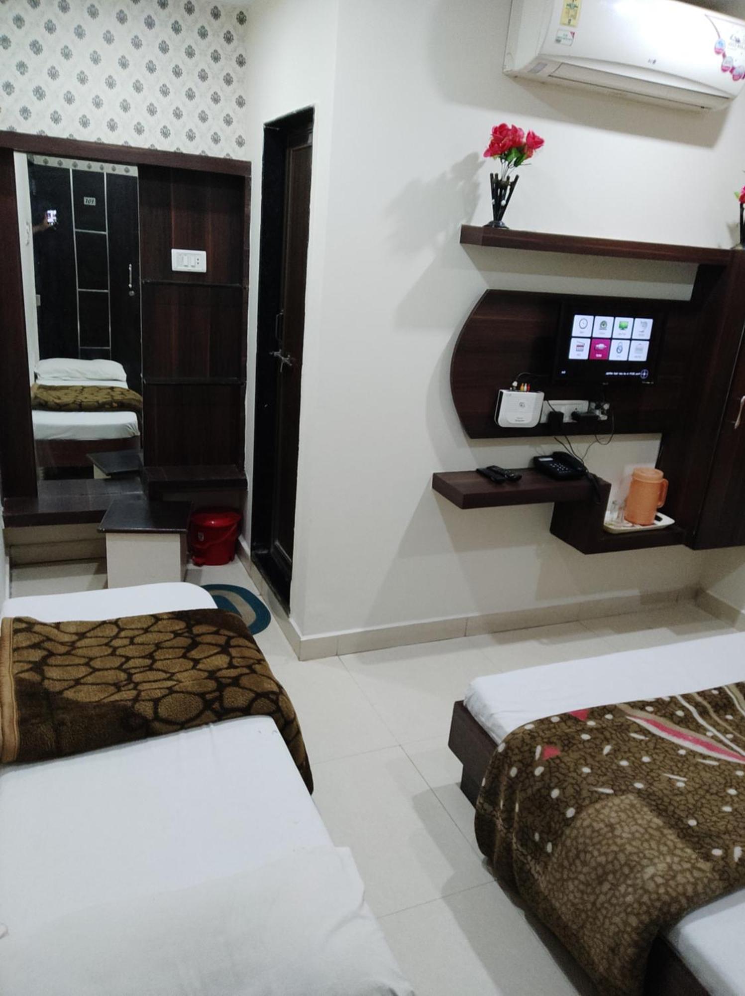 Hotel Vrandavan Palace Near Mahakal Temple 乌贾因 外观 照片