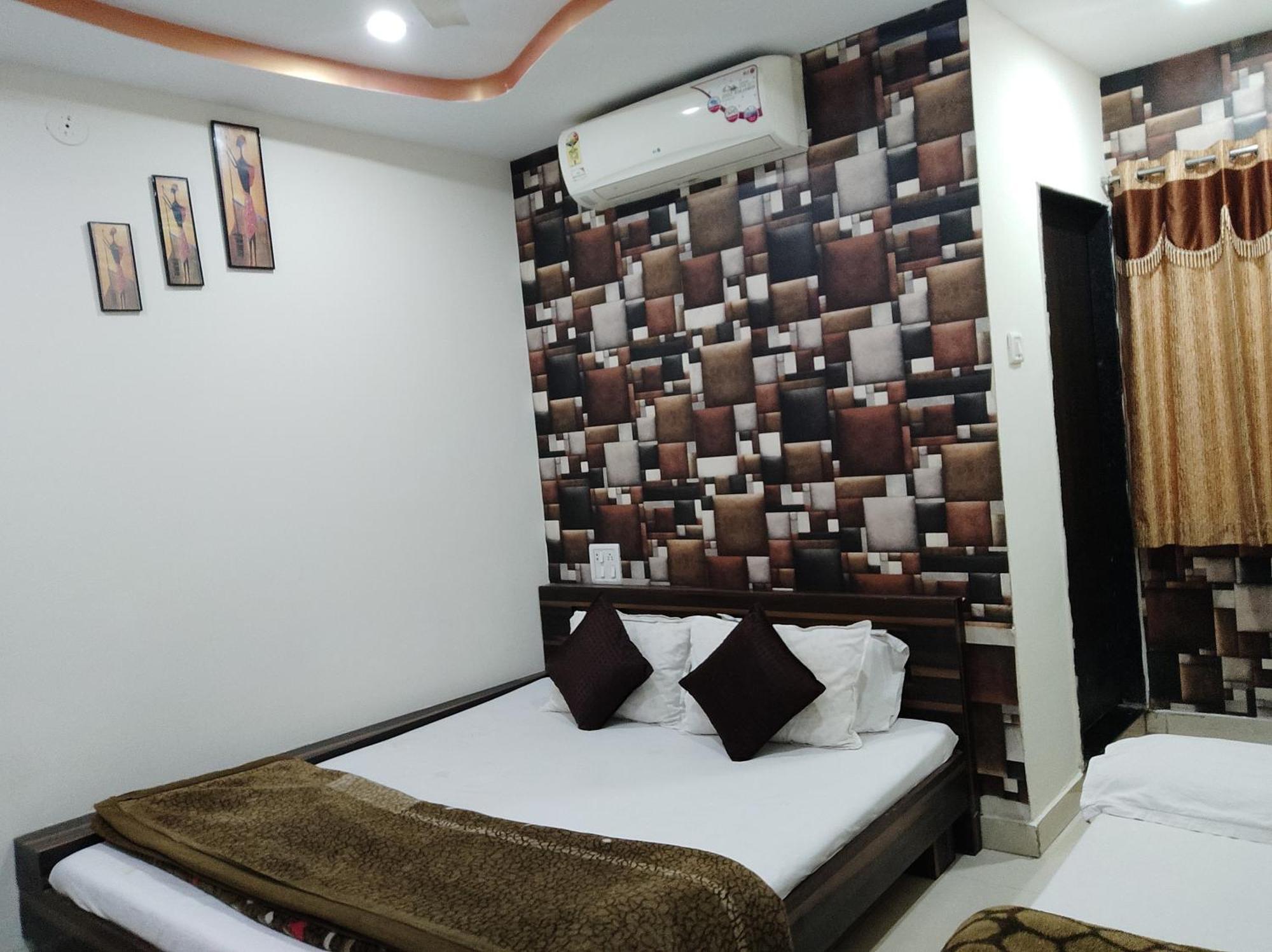 Hotel Vrandavan Palace Near Mahakal Temple 乌贾因 外观 照片
