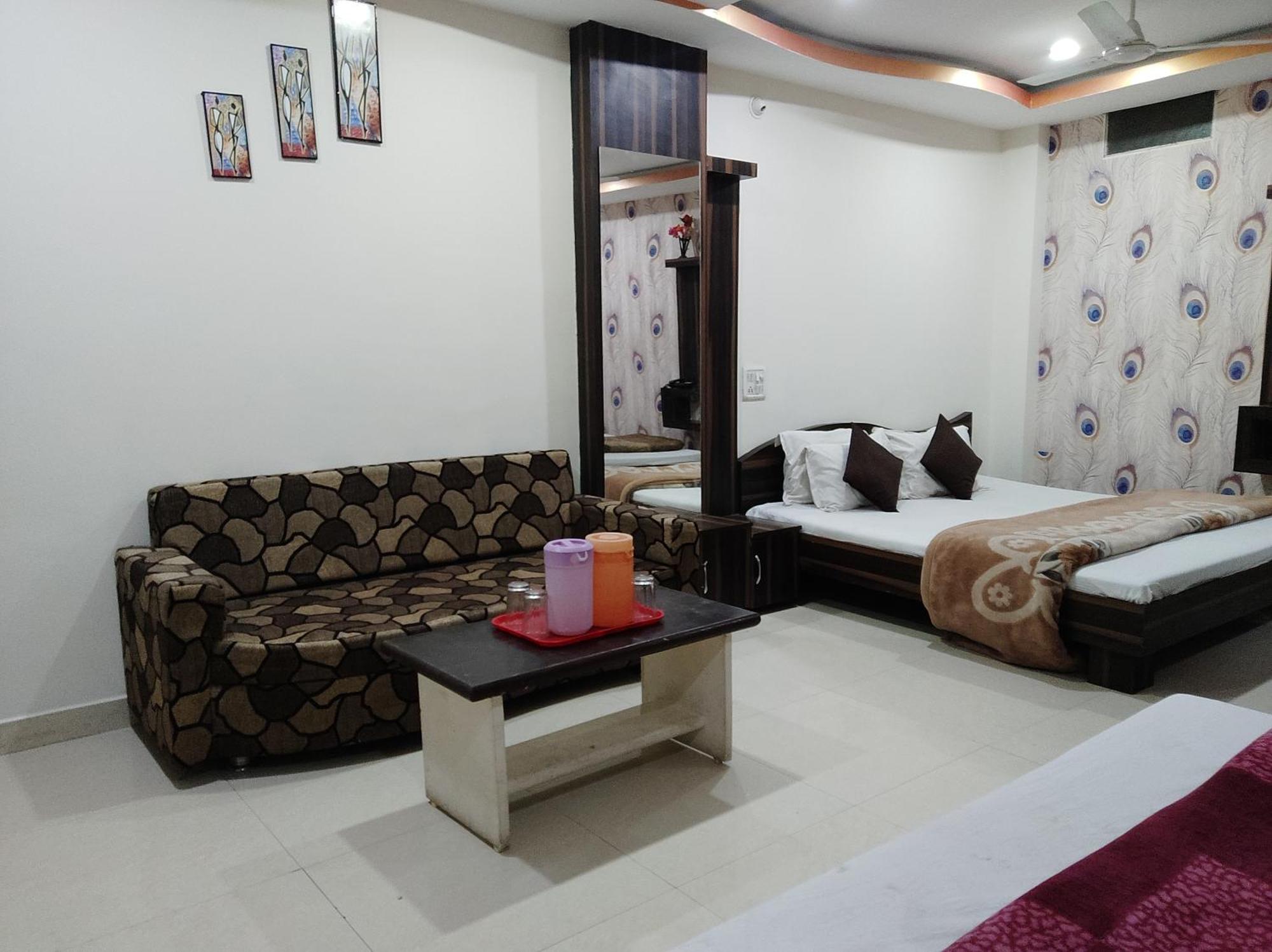Hotel Vrandavan Palace Near Mahakal Temple 乌贾因 外观 照片