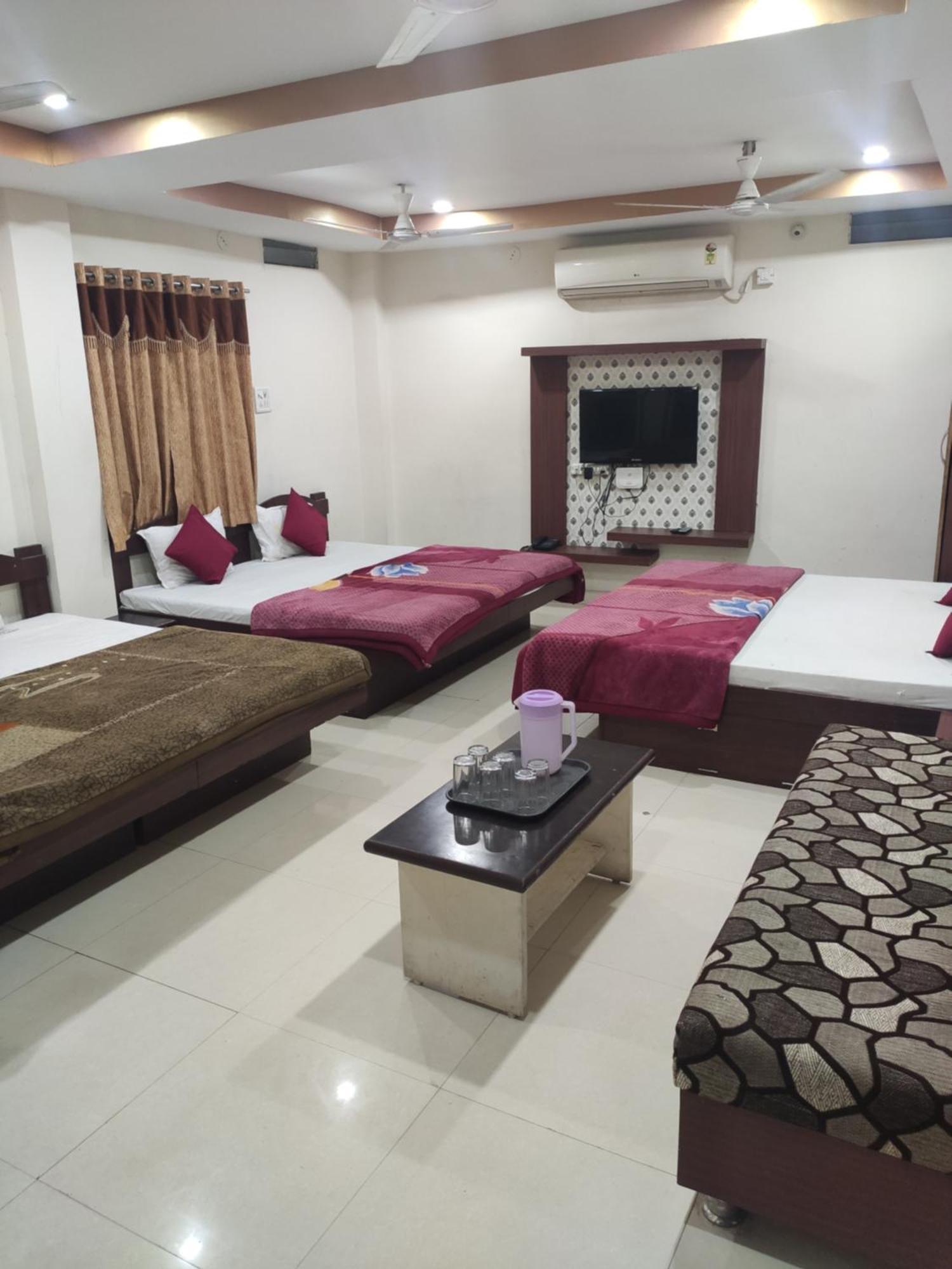 Hotel Vrandavan Palace Near Mahakal Temple 乌贾因 外观 照片