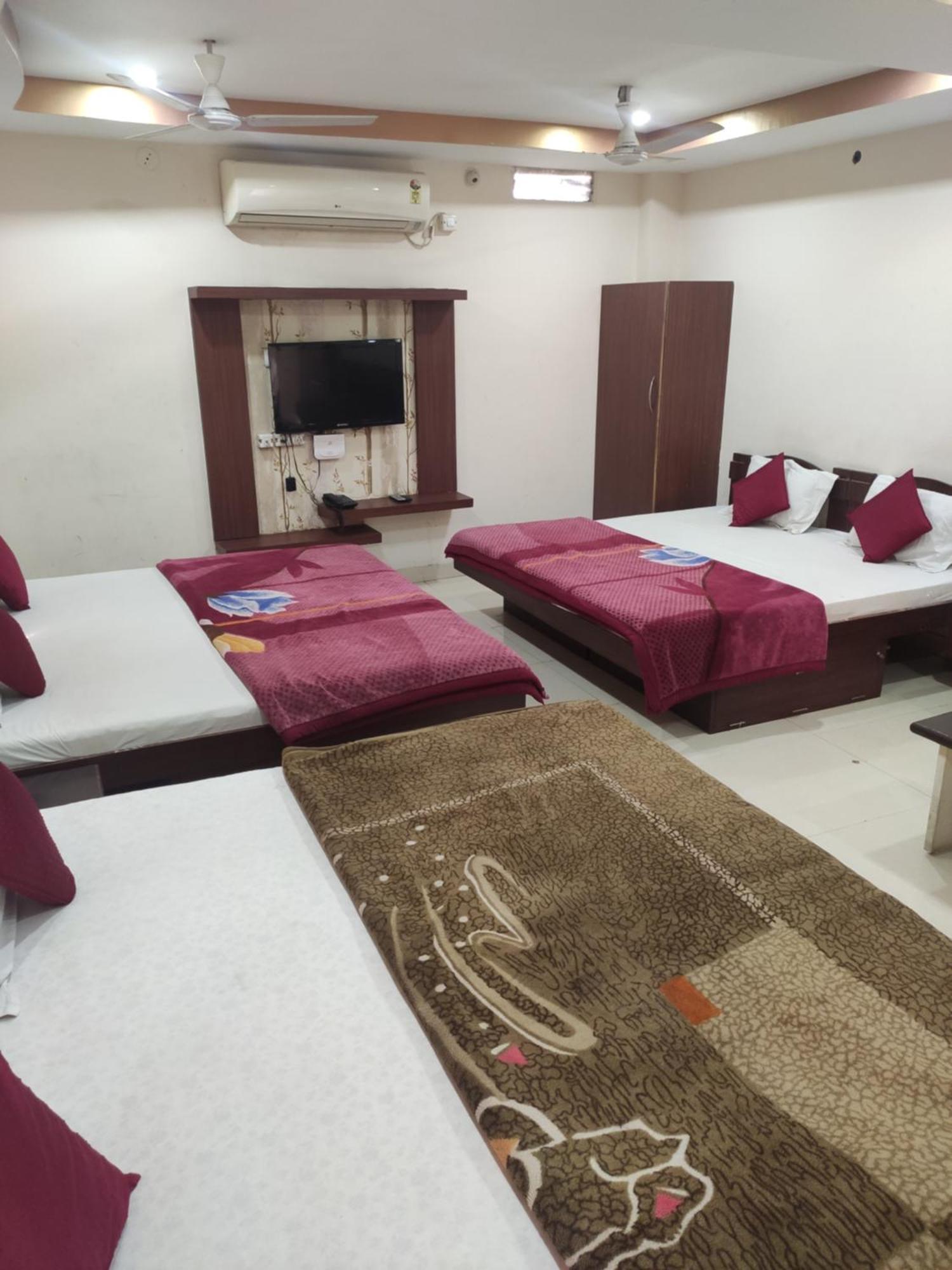 Hotel Vrandavan Palace Near Mahakal Temple 乌贾因 外观 照片