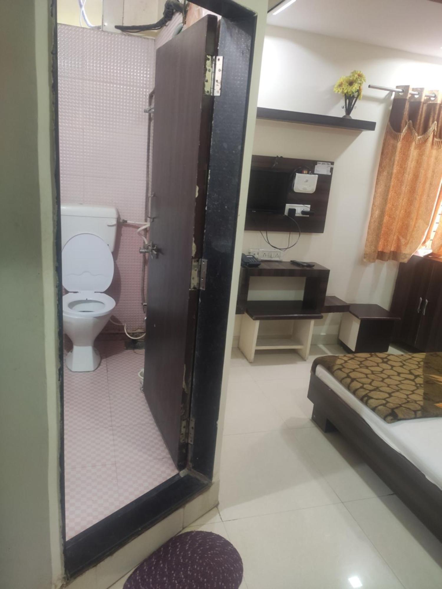 Hotel Vrandavan Palace Near Mahakal Temple 乌贾因 外观 照片