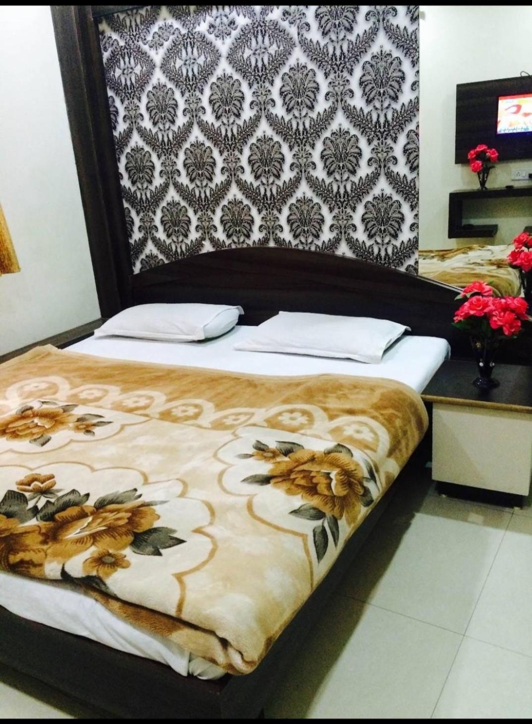 Hotel Vrandavan Palace Near Mahakal Temple 乌贾因 外观 照片