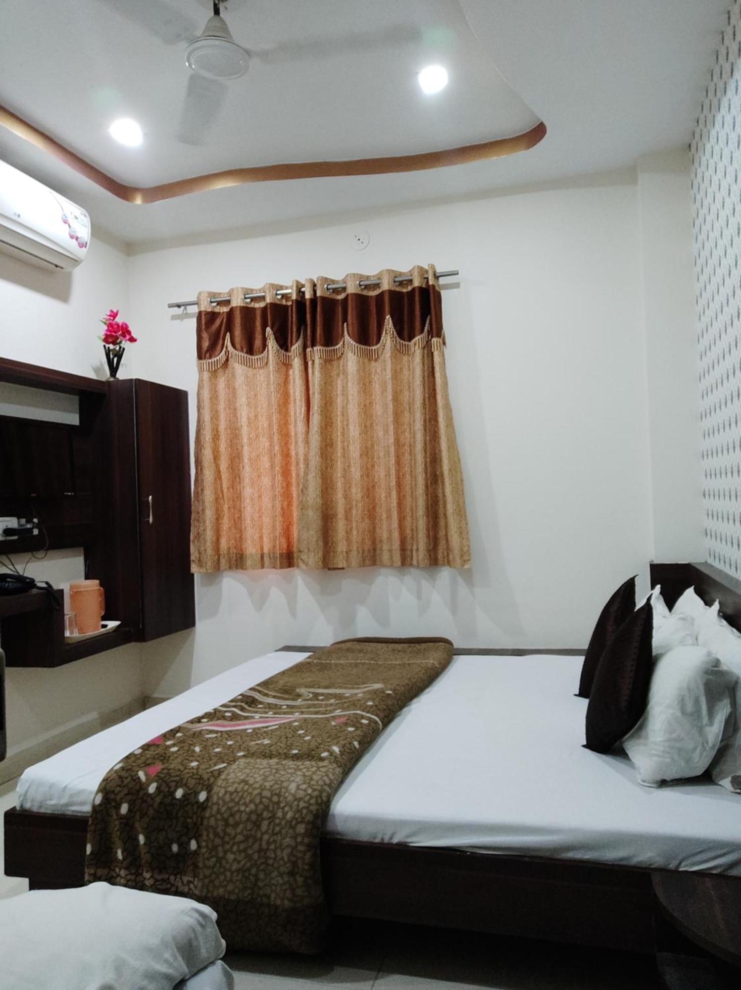 Hotel Vrandavan Palace Near Mahakal Temple 乌贾因 外观 照片