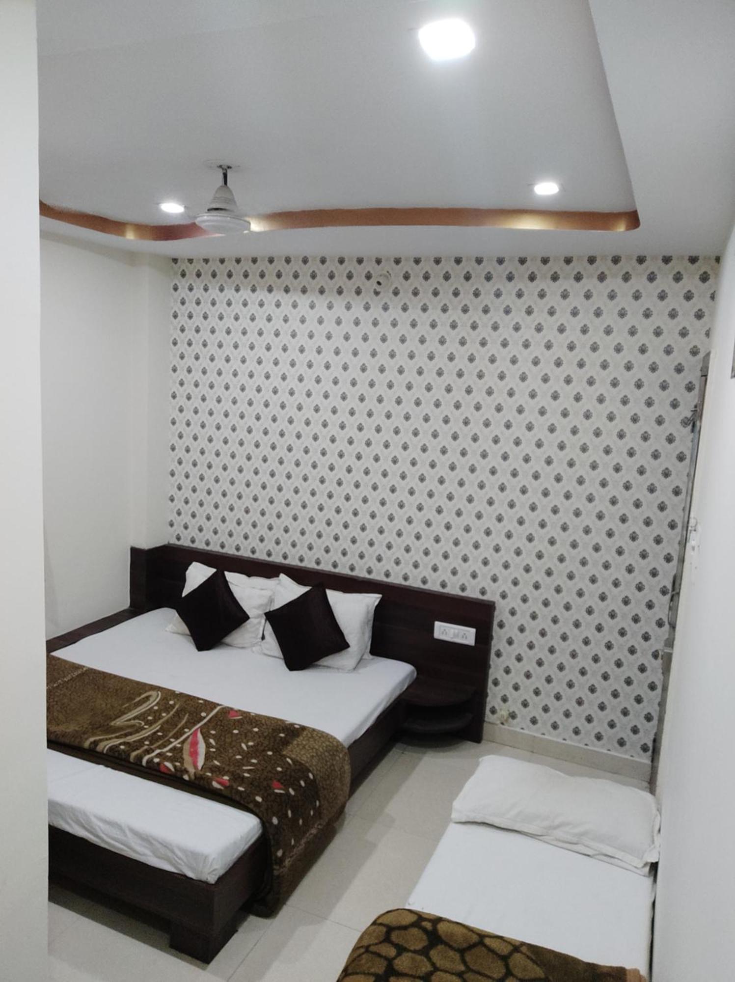 Hotel Vrandavan Palace Near Mahakal Temple 乌贾因 外观 照片