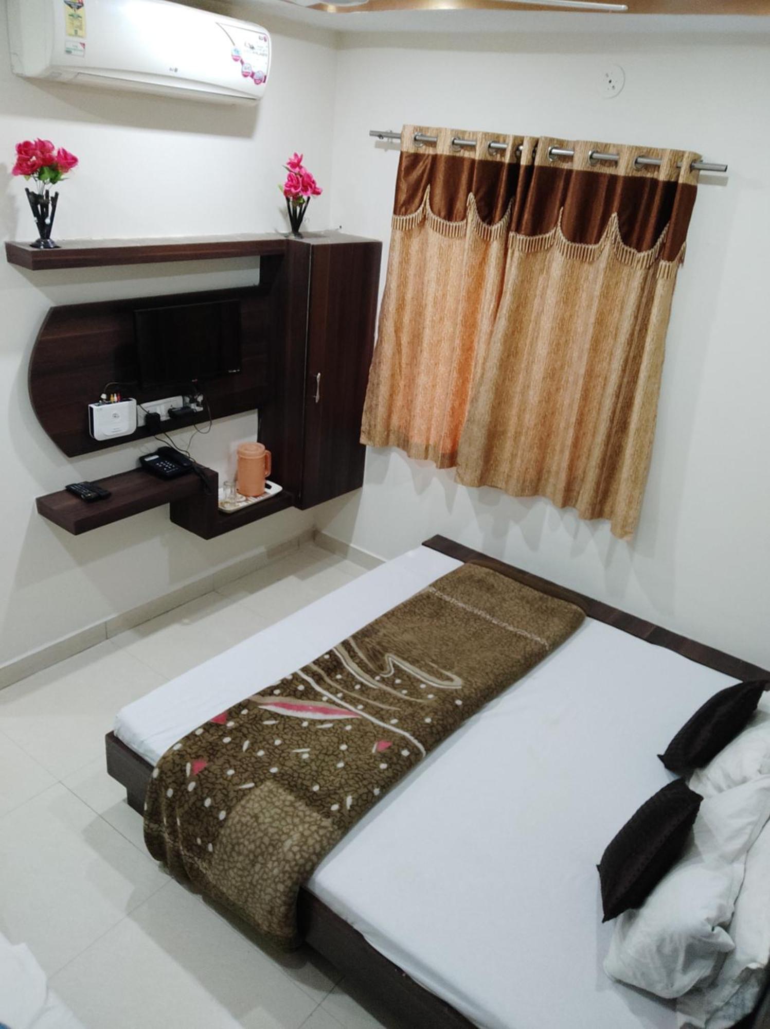 Hotel Vrandavan Palace Near Mahakal Temple 乌贾因 外观 照片